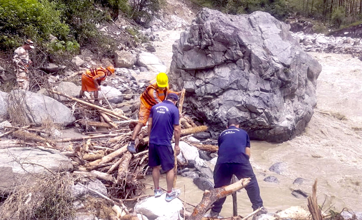 उत्तराखंड: भीमताल में झील में डूबे वायुसेना के दो जवान।